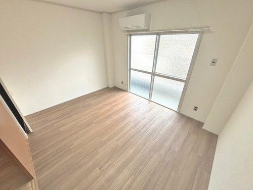 松川マンションの居間