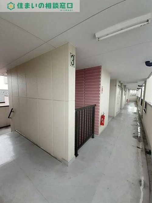 愛知県岡崎市上和田町字城前(マンション)の賃貸物件の玄関