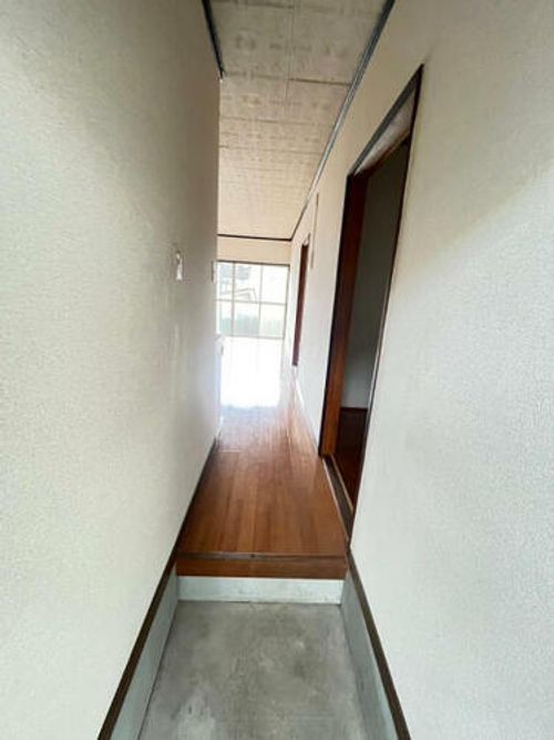 グランデール鳴水B-102の玄関