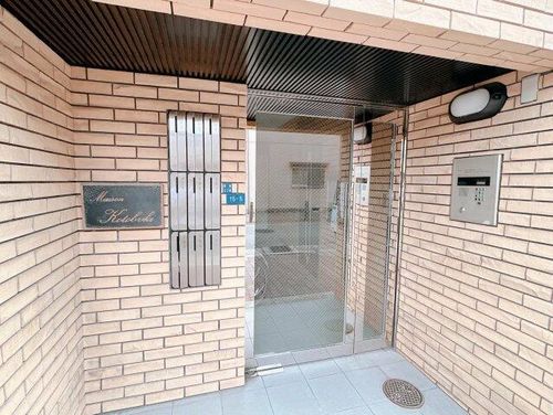 メゾンコトブキ新森の玄関