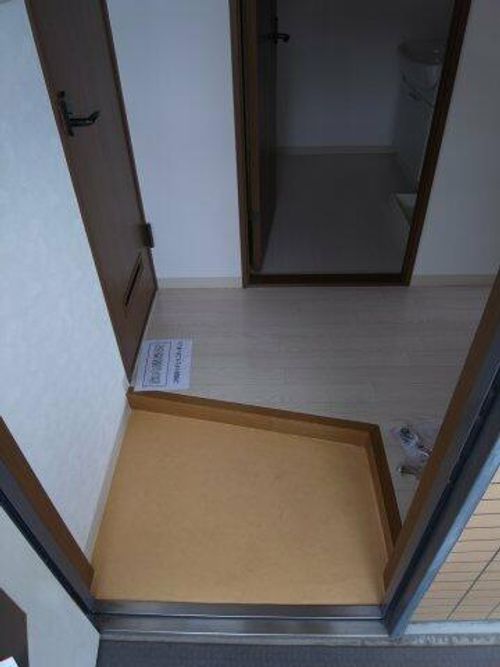 メゾンコトブキ新森の玄関
