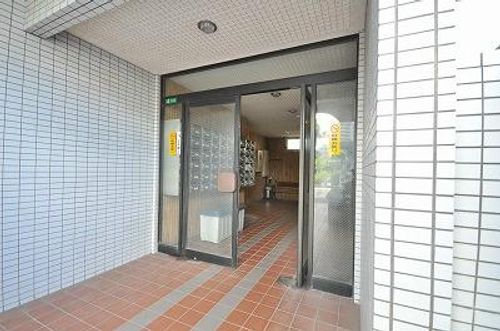 ヒカリビルの玄関