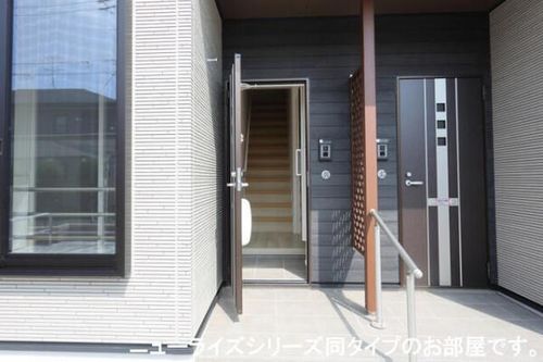 ロータス スクエアBの玄関