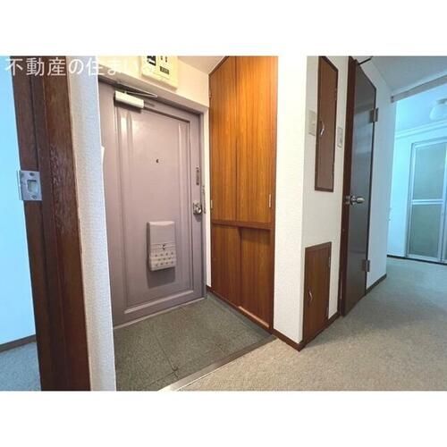 澄川3条ロイヤルハイツの玄関