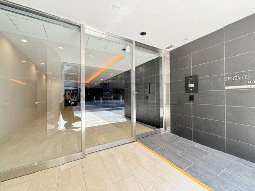 セレニテフラン本町の玄関