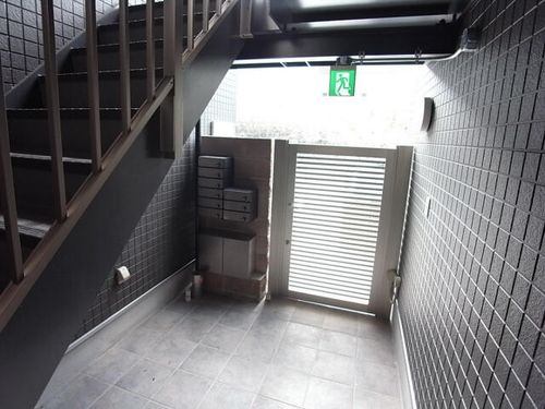 ALEGRIA忍ケ丘103の玄関