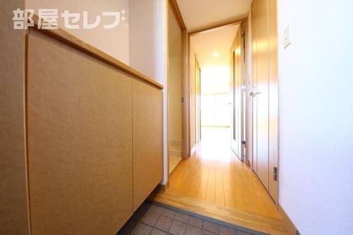 アブレスト原の玄関
