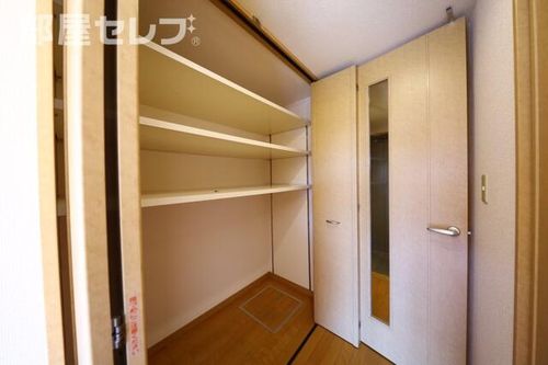 アブレスト原の内装