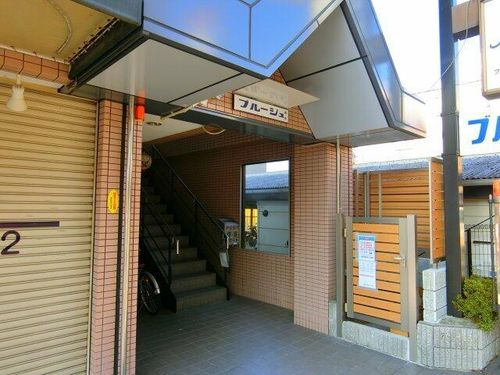 ブルージュ喜志の玄関