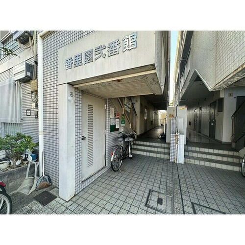 香里園弐番館101の玄関