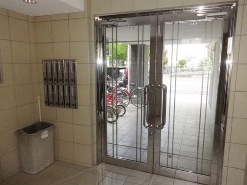 ウエストコート新大阪の玄関