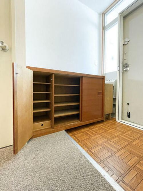 御影野村ハイツE棟の玄関