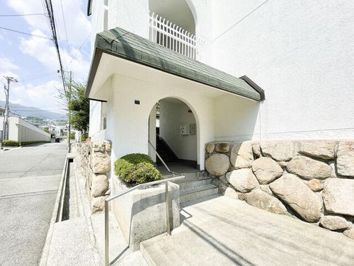 御影野村ハイツE棟の玄関