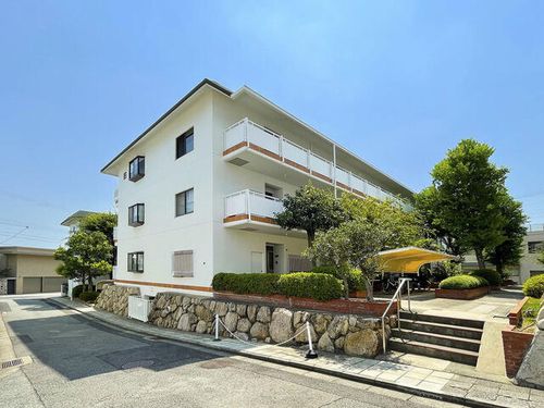 御影野村ハイツE棟の外観