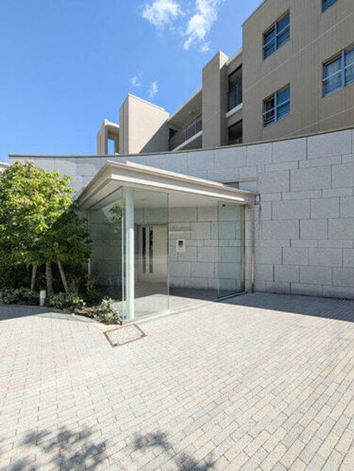 プラネスーペリア西宮仁川C棟の玄関