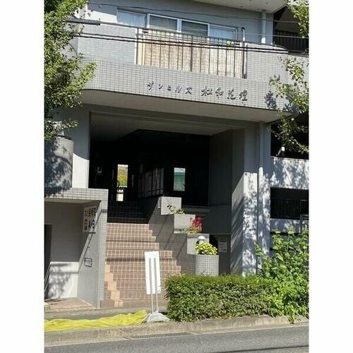 サンヒルズ松和花壇203の玄関