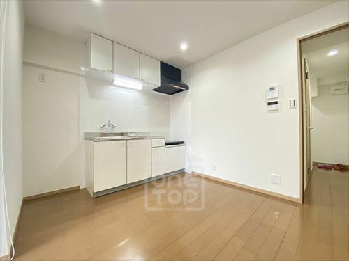 福山ビルの居間