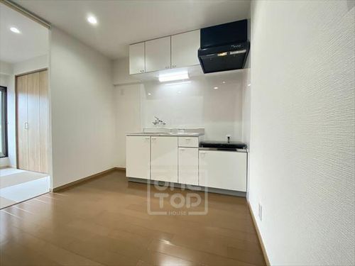 福山ビルの居間