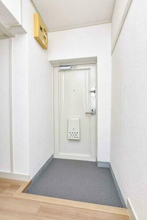 UR鶴山台0360503の玄関