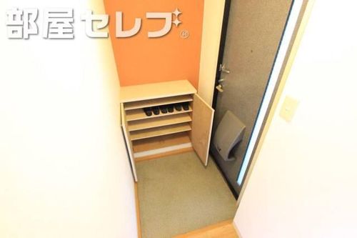 ロイヤル中平の玄関