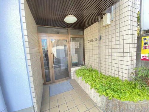 ファミール藤の玄関