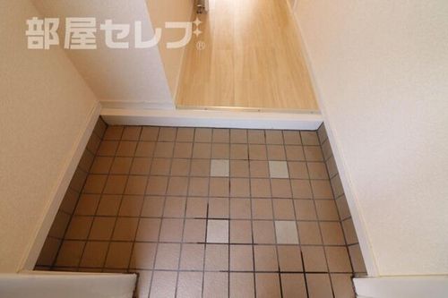 エルシャトー新川202の玄関