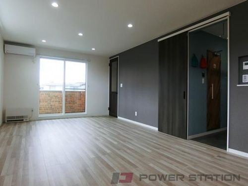 アレックスサーナズのその他画像