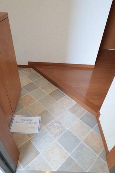 ガーデンコートサンベリー301の玄関