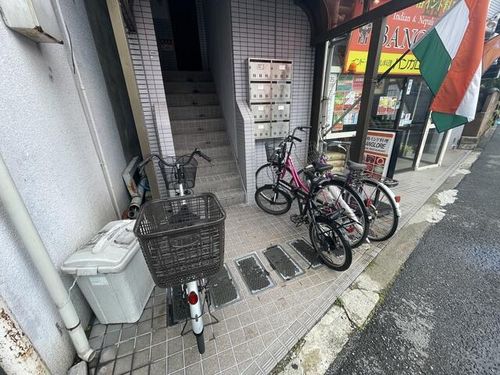 近江ビルの玄関