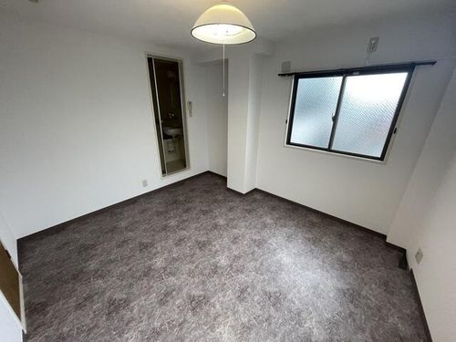 近江ビルの居間