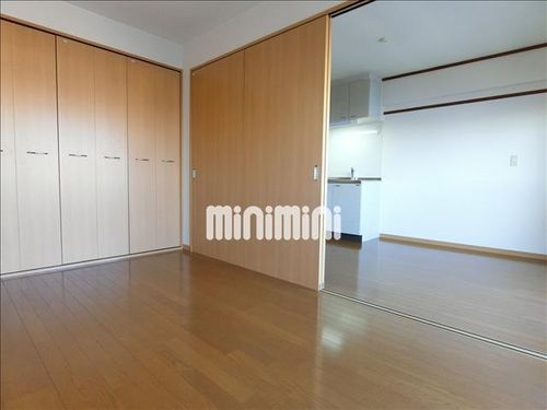 岡部ビルの居間