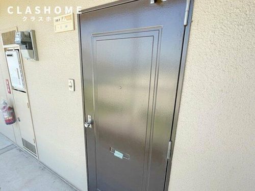 シャトレベール青山101の玄関