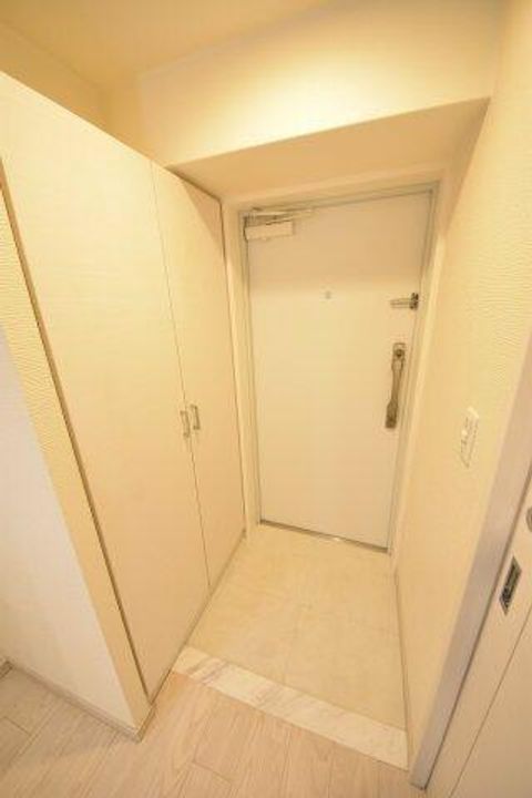 コスモリード神戸三宮の玄関