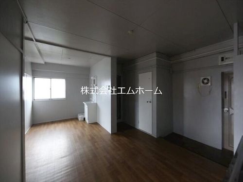 八勝ビルの居間