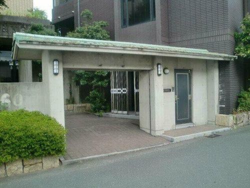 ユトリロつつじが丘 3の玄関