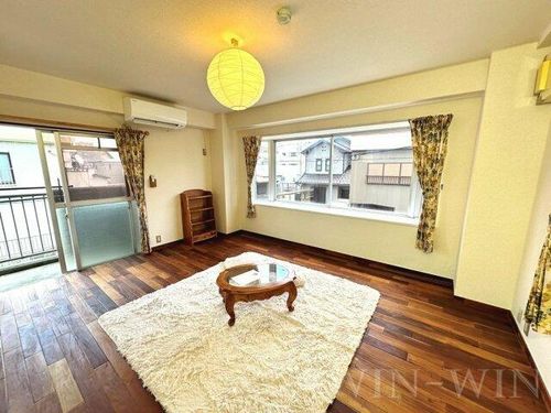 ユトリロ西松山の居間