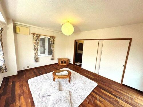 ユトリロ西松山の居間