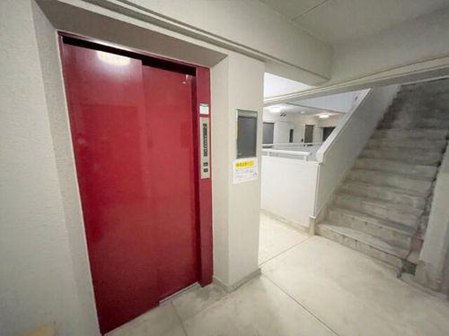 ファーストスプリングの玄関