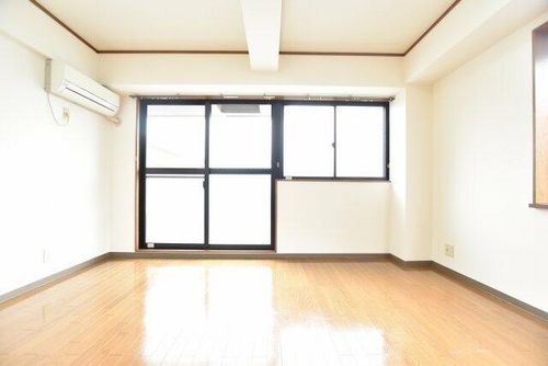 ソラール羽衣の居間