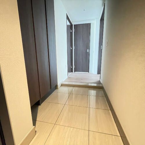 プラウドタワー栄の玄関