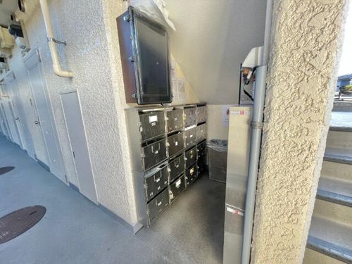 ビラ三秀植田の玄関