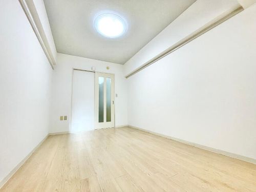 ビラ三秀植田の居間