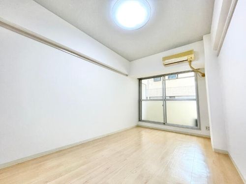 ビラ三秀植田の居間