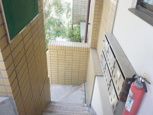 大岡ビルの玄関