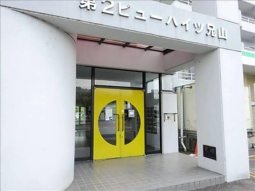 第二ビューハイツ兄山の玄関