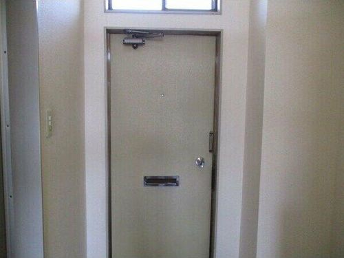 シティ丸和201の玄関