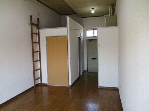 シティ丸和201の居間