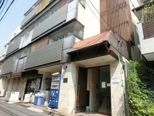 コレクション関目弐番館の玄関