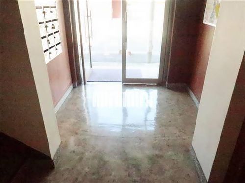 マンション一社の玄関