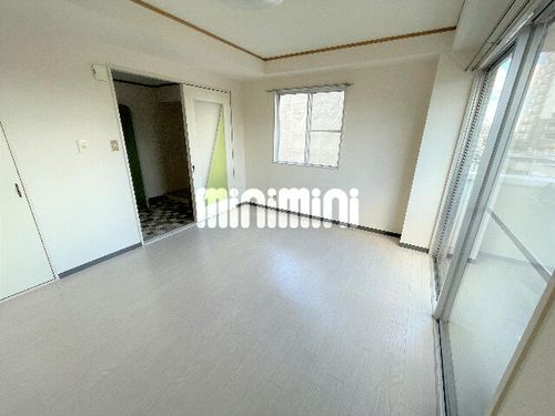 ピュアササキの居間